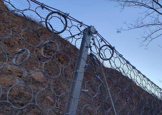 Rede flexível de proteção contra quedas de rocha fornecendo soluções de barreira para minimizar os riscos de quedas de rocha em encostas e estradas