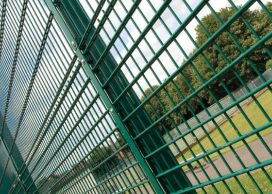 O Pvc verde revestiu o cerco dobro da parte superior de rolo do laço moderno