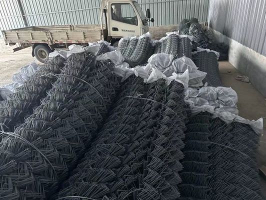 Rede flexível de proteção contra quedas de rocha fornecendo soluções de barreira para minimizar os riscos de quedas de rocha em encostas e estradas