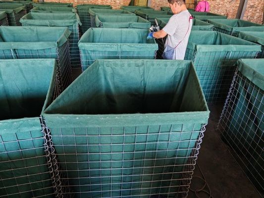 Barreiras de Defesa Dobráveis de Arame Galvanizado Preenchidas com Areia e Terra com Polipropileno Não Tecido e Design Empilhável