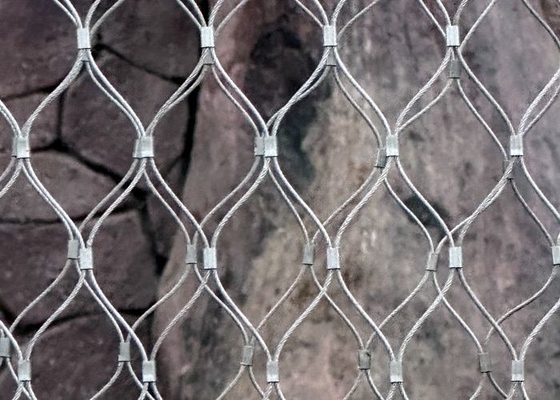 Rede de prevenção de quedas de rocha de buracos romboides com conexão ferrulada para zoológico