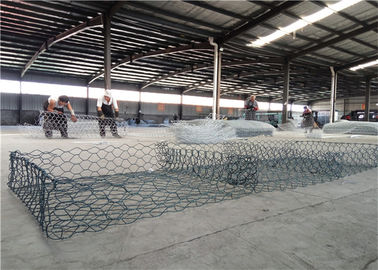 Rio que obstruem Gabions e PVC dos colchões de  revestido montado facilmente